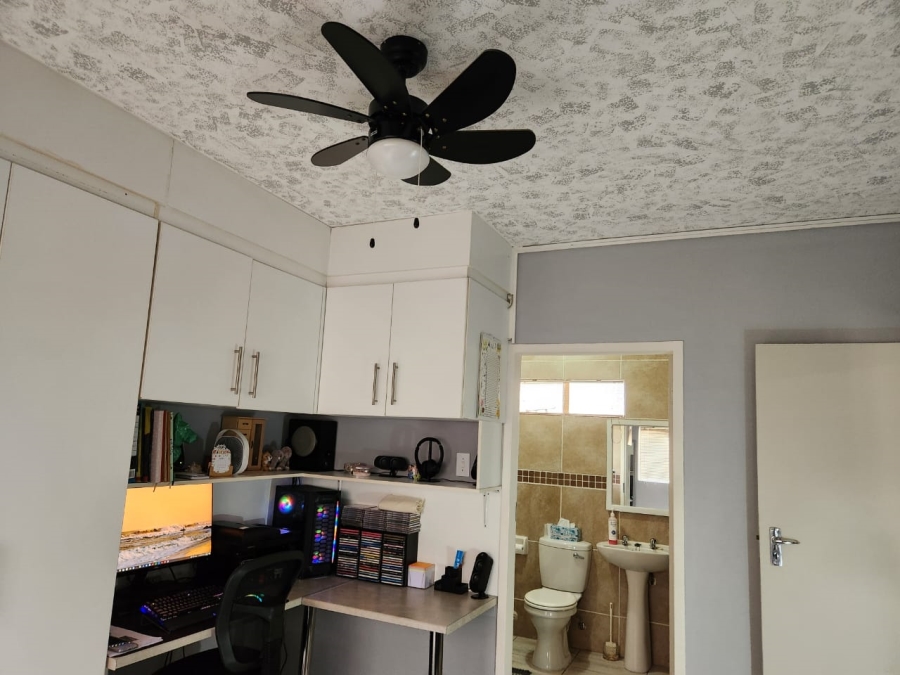 2 Bedroom Property for Sale in Glen Marais Gauteng