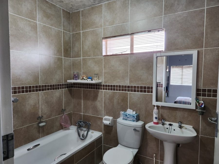 2 Bedroom Property for Sale in Glen Marais Gauteng