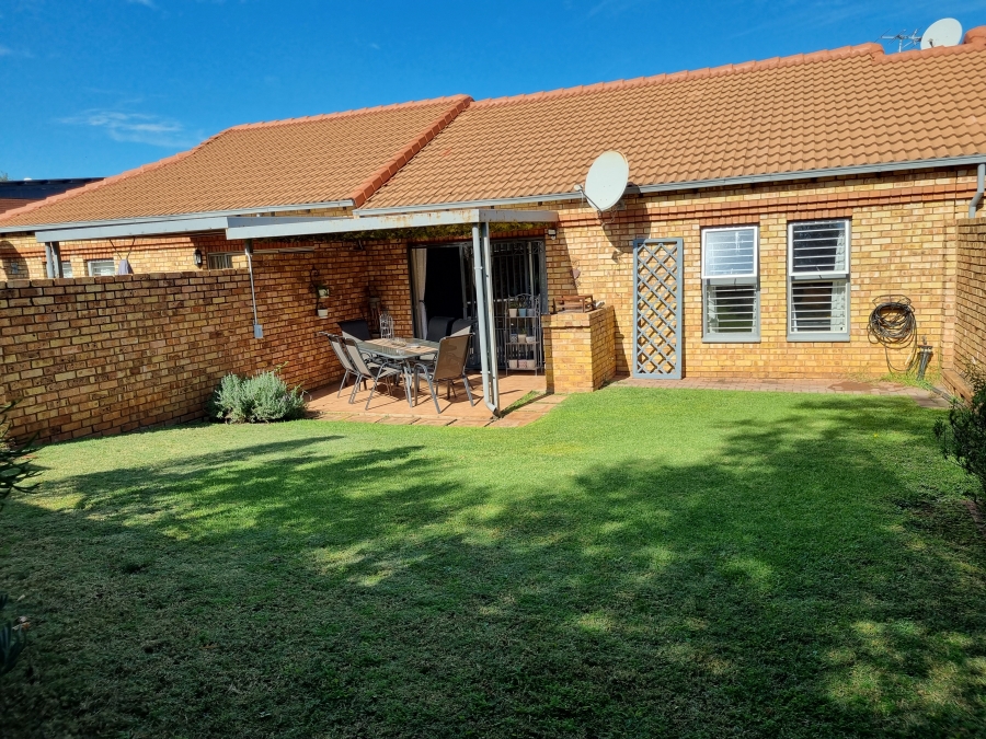 2 Bedroom Property for Sale in Die Hoewes Gauteng