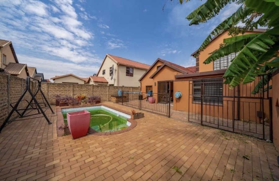 4 Bedroom Property for Sale in Sonneveld Gauteng