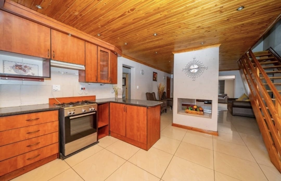 4 Bedroom Property for Sale in Sonneveld Gauteng