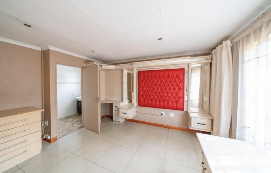 4 Bedroom Property for Sale in Sonneveld Gauteng