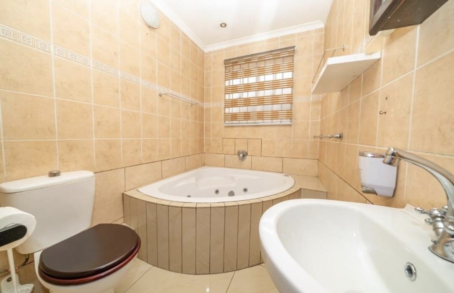 4 Bedroom Property for Sale in Sonneveld Gauteng