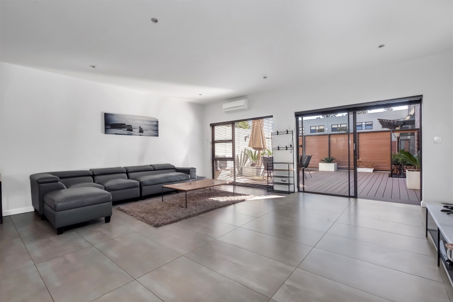 To Let 4 Bedroom Property for Rent in Sandown Gauteng