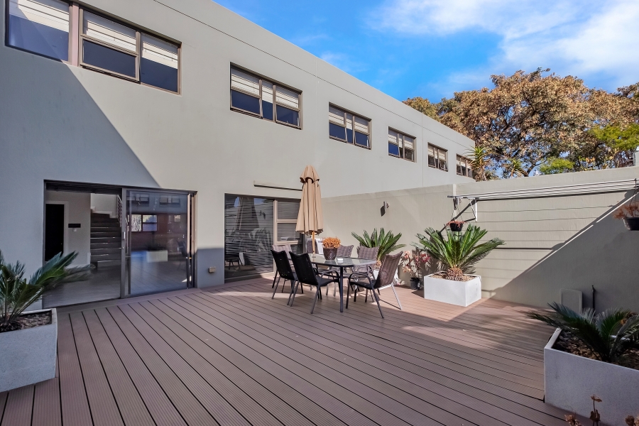 To Let 4 Bedroom Property for Rent in Sandown Gauteng