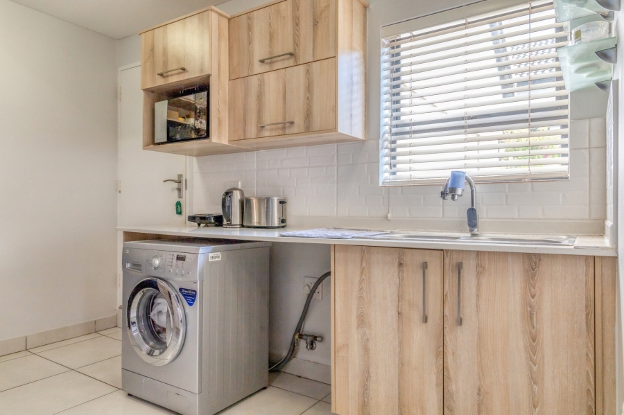 To Let 2 Bedroom Property for Rent in Broadacres Gauteng