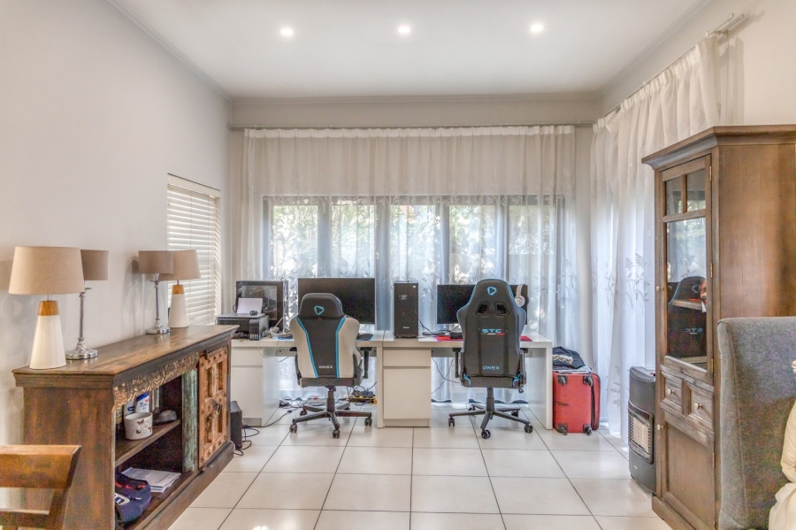 To Let 2 Bedroom Property for Rent in Broadacres Gauteng
