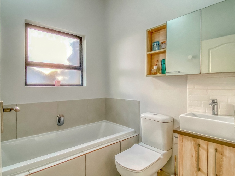 To Let 2 Bedroom Property for Rent in Broadacres Gauteng