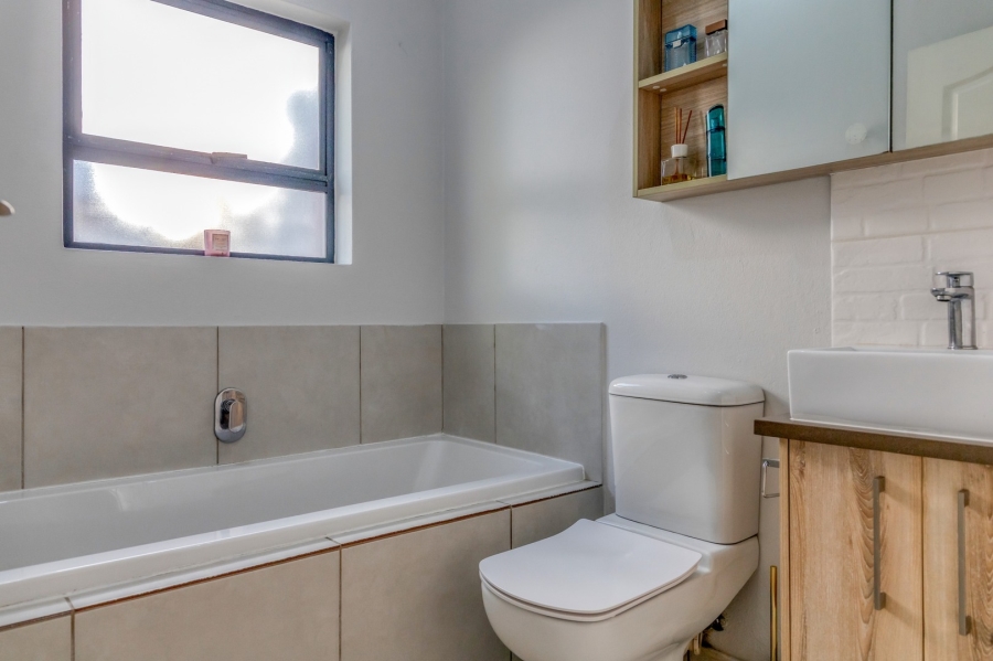 To Let 2 Bedroom Property for Rent in Broadacres Gauteng