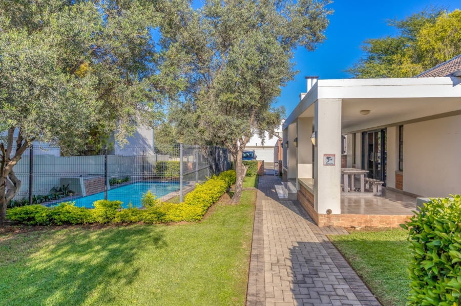 To Let 2 Bedroom Property for Rent in Broadacres Gauteng