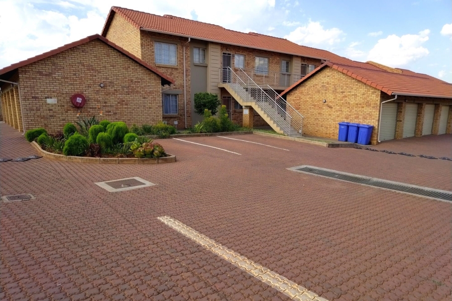 To Let 2 Bedroom Property for Rent in Monavoni Gauteng