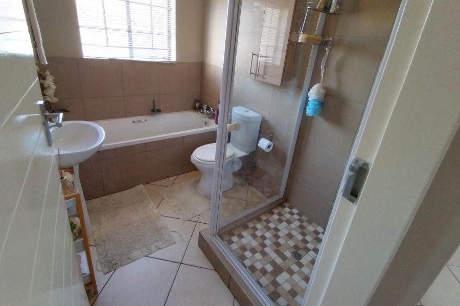 To Let 2 Bedroom Property for Rent in Monavoni Gauteng