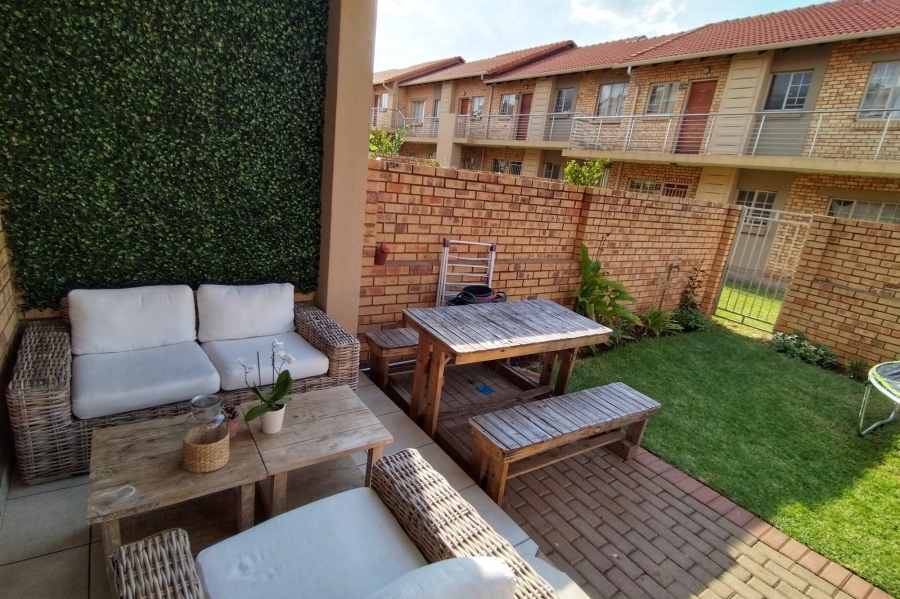 To Let 2 Bedroom Property for Rent in Monavoni Gauteng