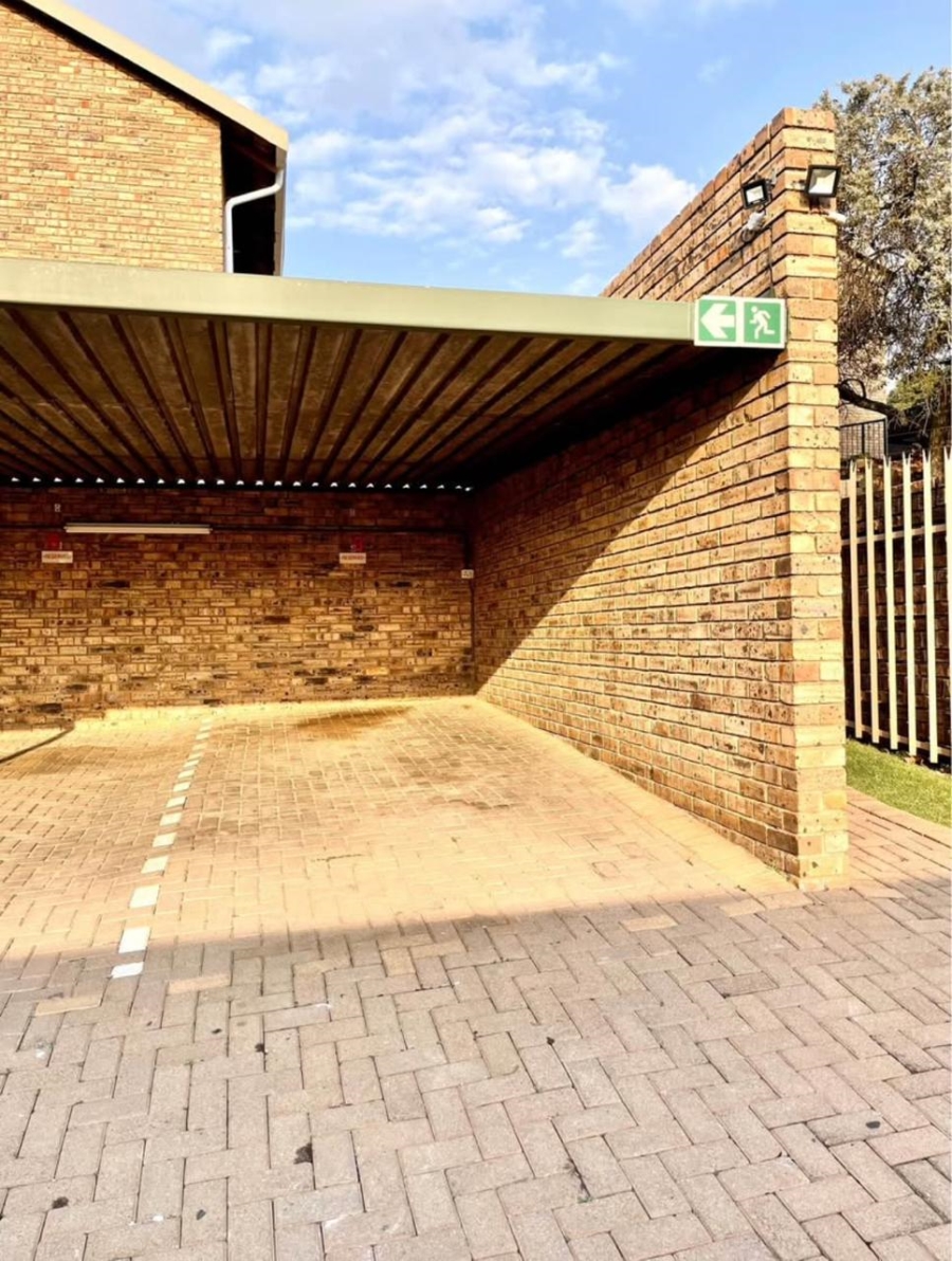 To Let 2 Bedroom Property for Rent in Breaunanda Gauteng