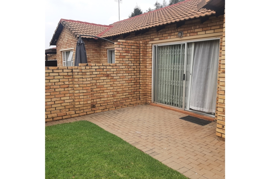 To Let 2 Bedroom Property for Rent in Heuwelsig Estate Gauteng