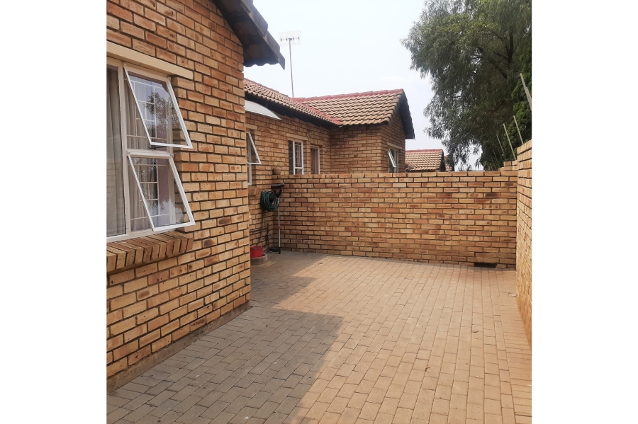 To Let 2 Bedroom Property for Rent in Heuwelsig Estate Gauteng