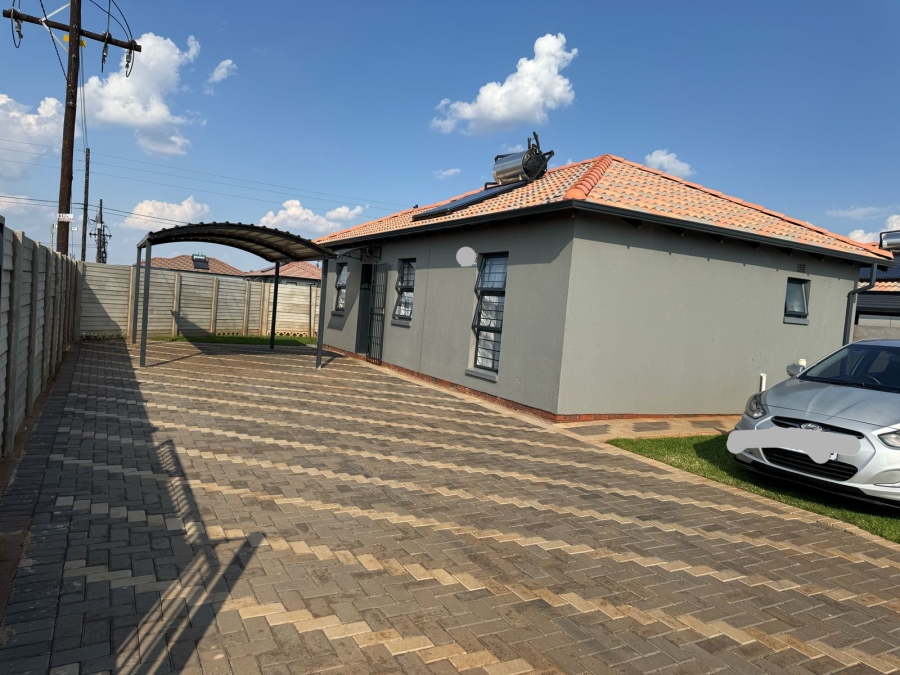 To Let 3 Bedroom Property for Rent in Protea Glen Gauteng