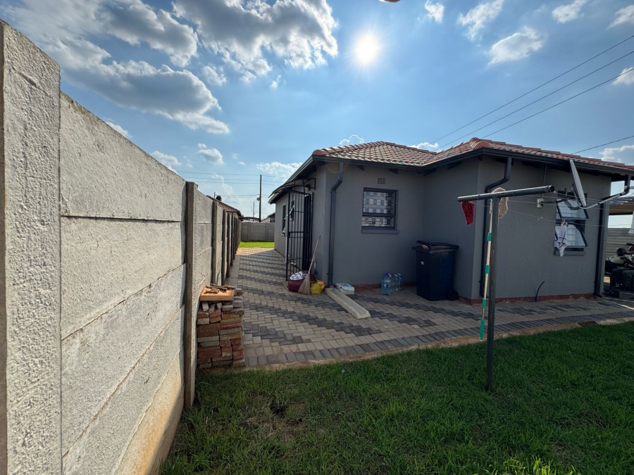 To Let 3 Bedroom Property for Rent in Protea Glen Gauteng