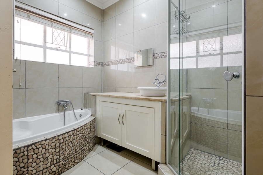 2 Bedroom Property for Sale in Linden Gauteng