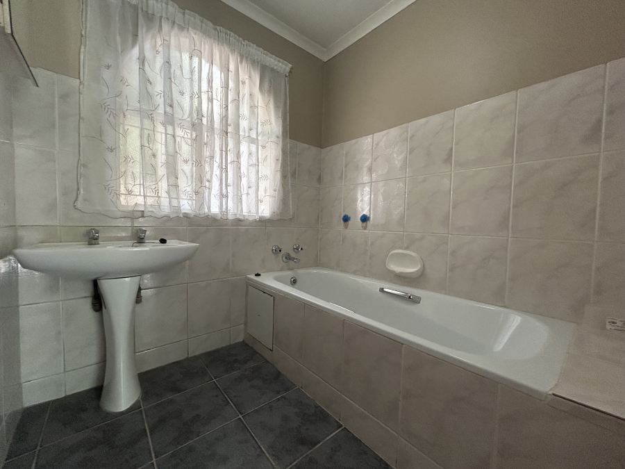 5 Bedroom Property for Sale in The Reeds Gauteng