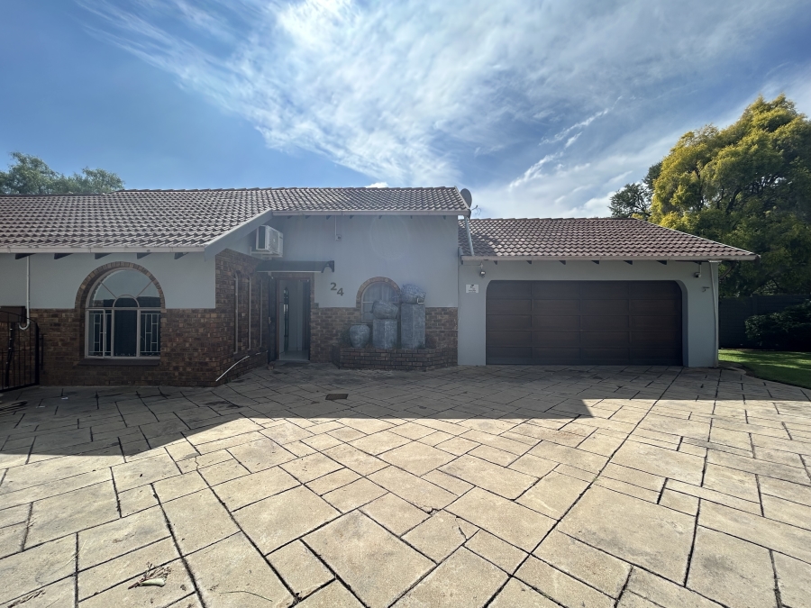 5 Bedroom Property for Sale in The Reeds Gauteng
