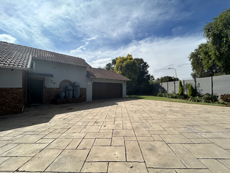 5 Bedroom Property for Sale in The Reeds Gauteng