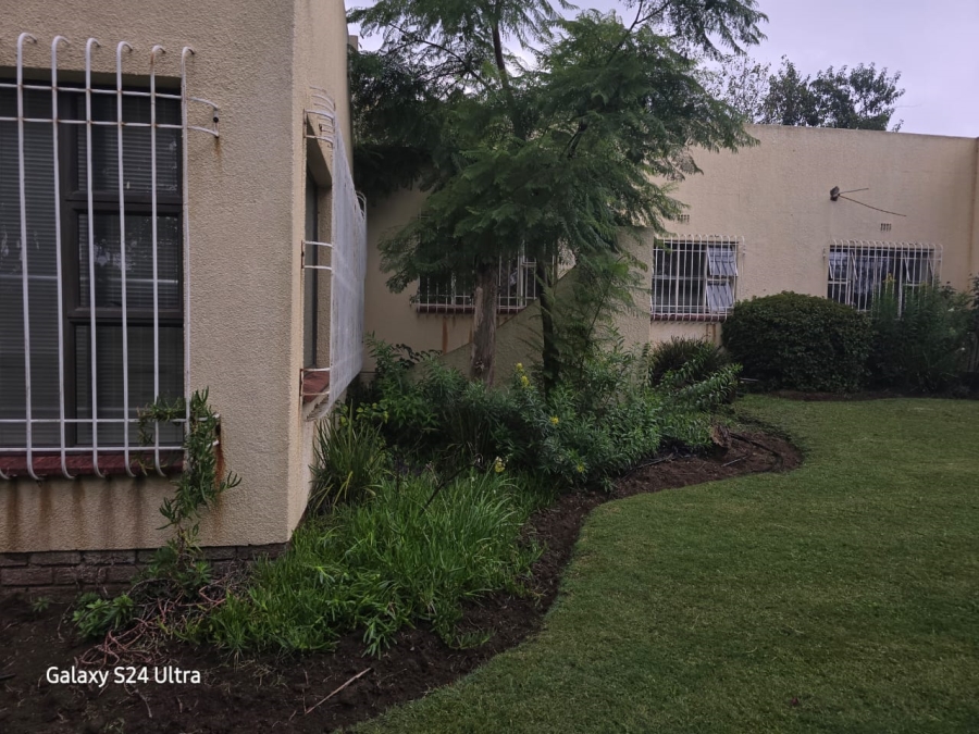 To Let 4 Bedroom Property for Rent in Parkhill Gardens Gauteng