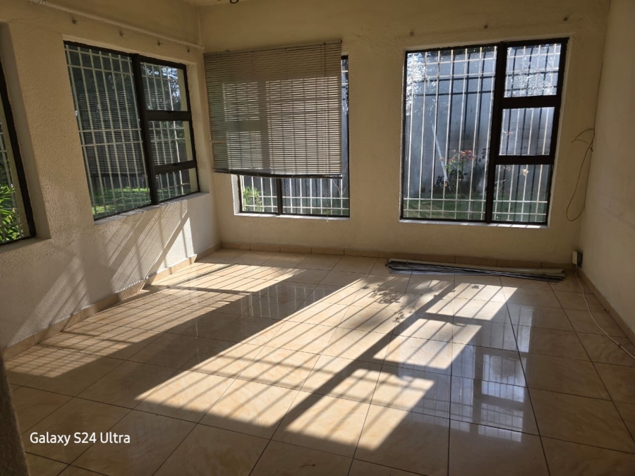 To Let 4 Bedroom Property for Rent in Parkhill Gardens Gauteng