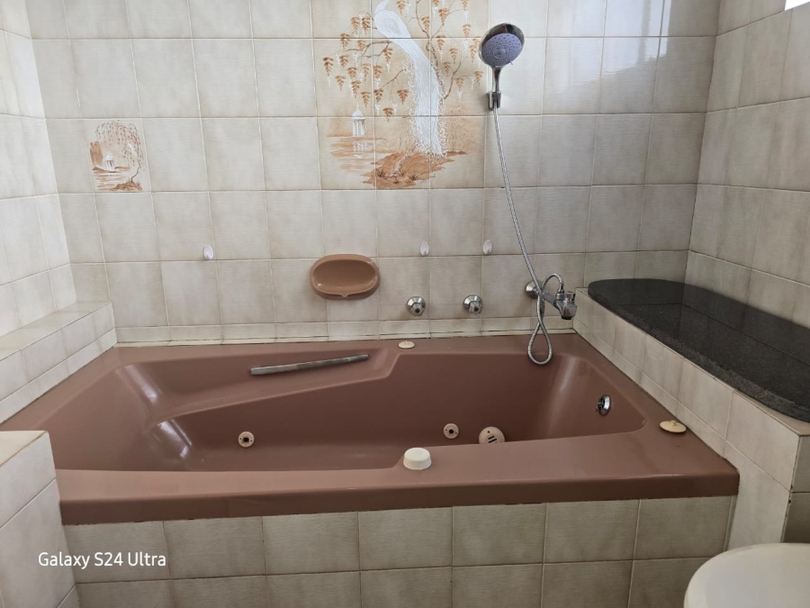 To Let 4 Bedroom Property for Rent in Parkhill Gardens Gauteng