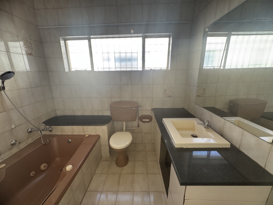 To Let 4 Bedroom Property for Rent in Parkhill Gardens Gauteng