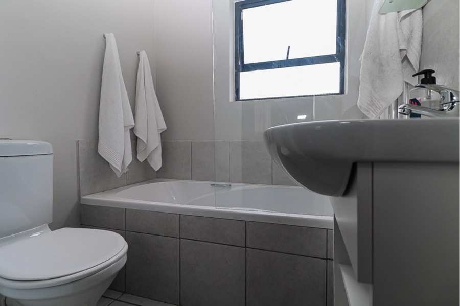 2 Bedroom Property for Sale in Kenleaf Gauteng