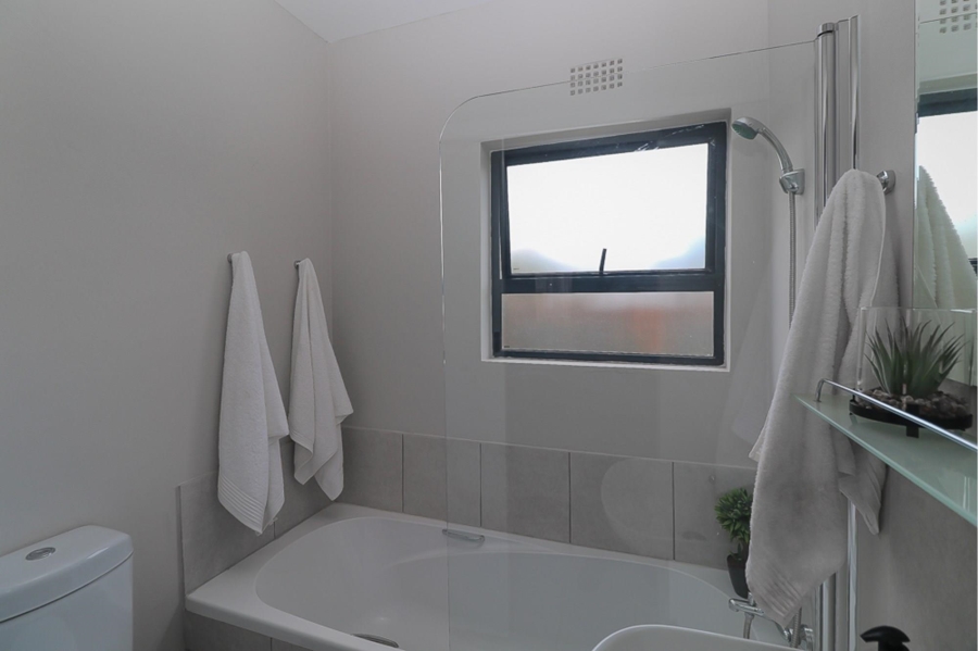 2 Bedroom Property for Sale in Kenleaf Gauteng
