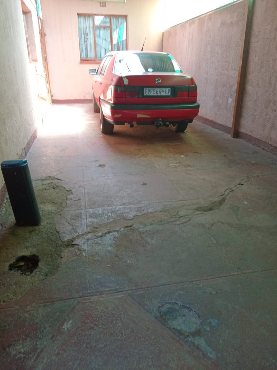 To Let 2 Bedroom Property for Rent in Zola Gauteng