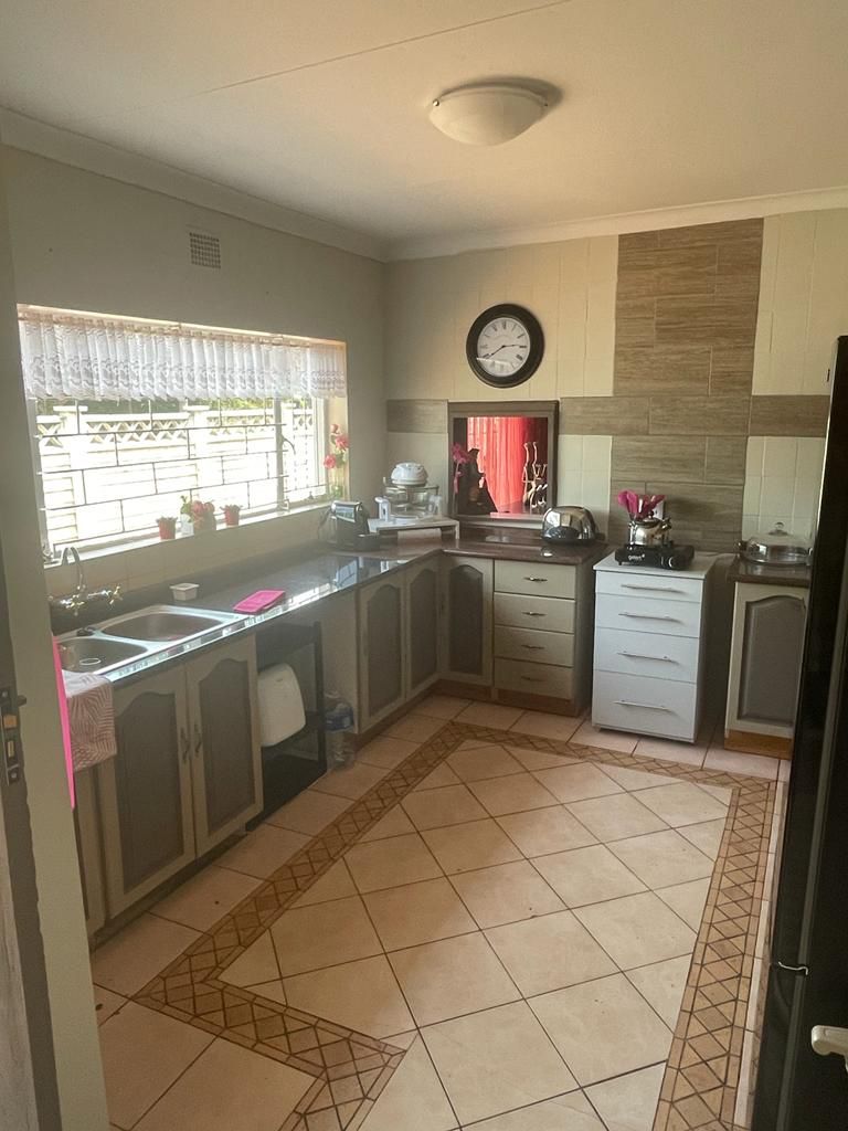 6 Bedroom Property for Sale in Pretoria North Gauteng