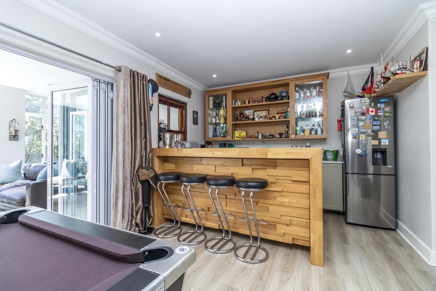4 Bedroom Property for Sale in Hurlingham Manor Gauteng
