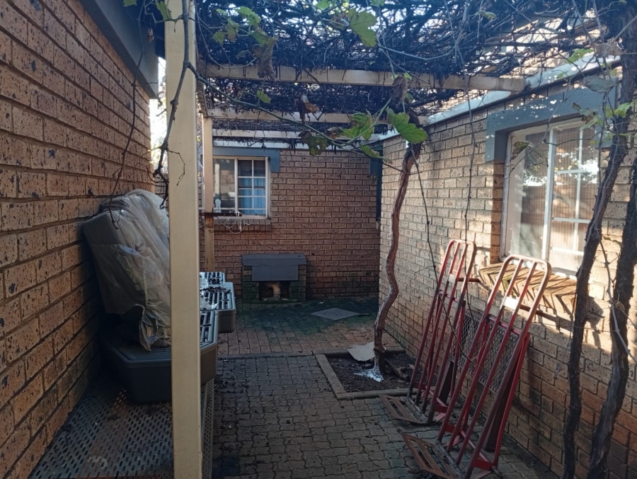 To Let 2 Bedroom Property for Rent in Equestria Gauteng