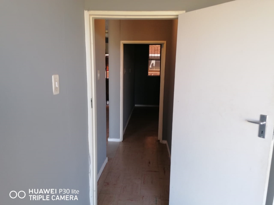 To Let 2 Bedroom Property for Rent in La Montagne Gauteng