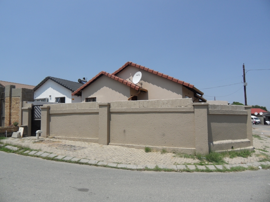 To Let 3 Bedroom Property for Rent in Lombardy East Gauteng