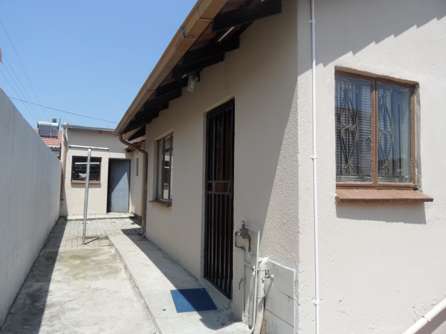 To Let 3 Bedroom Property for Rent in Lombardy East Gauteng