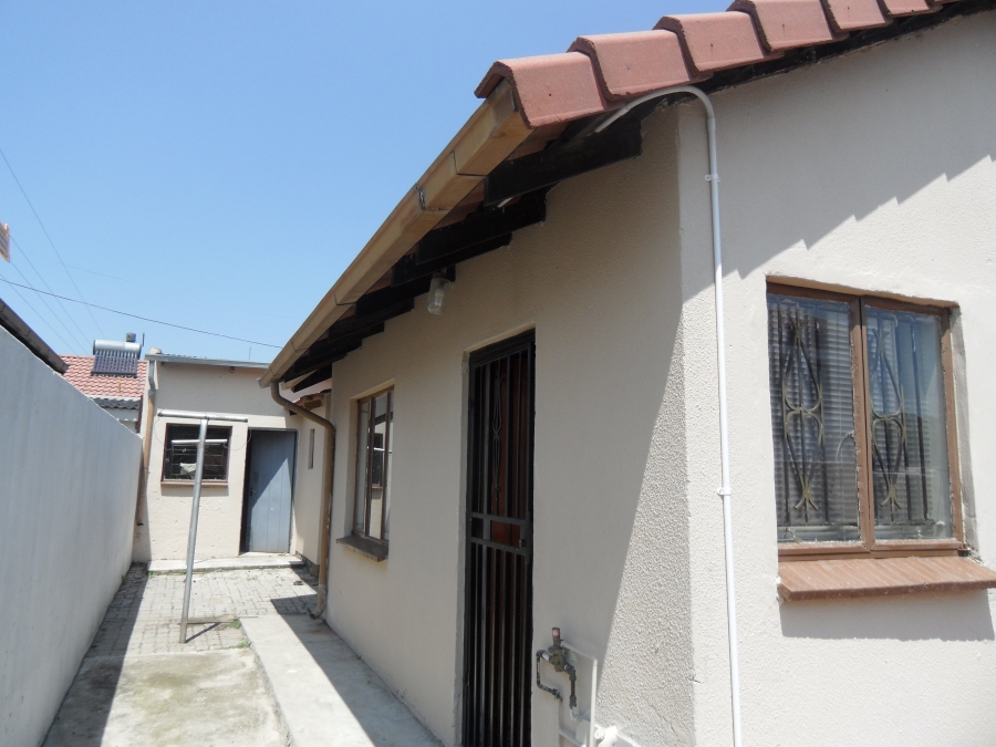 To Let 3 Bedroom Property for Rent in Lombardy East Gauteng