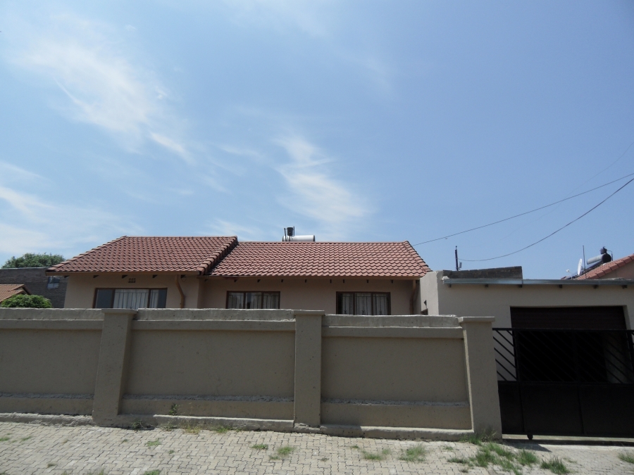 To Let 3 Bedroom Property for Rent in Lombardy East Gauteng