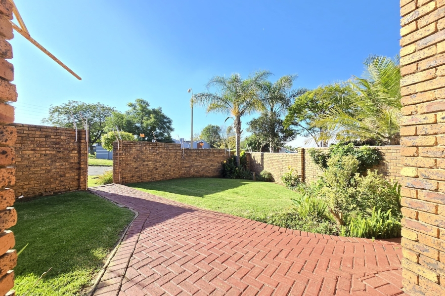 To Let 3 Bedroom Property for Rent in Birch Acres Gauteng