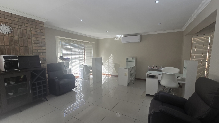 To Let 4 Bedroom Property for Rent in Garsfontein Gauteng