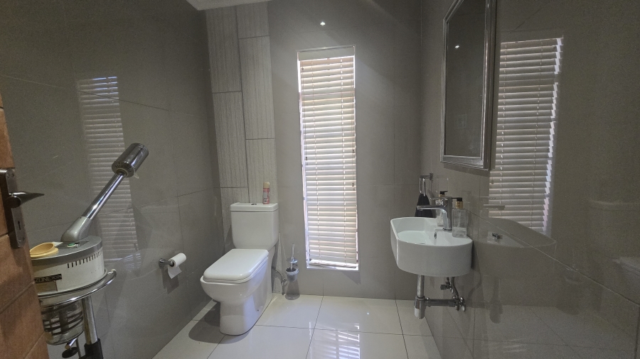 To Let 4 Bedroom Property for Rent in Garsfontein Gauteng