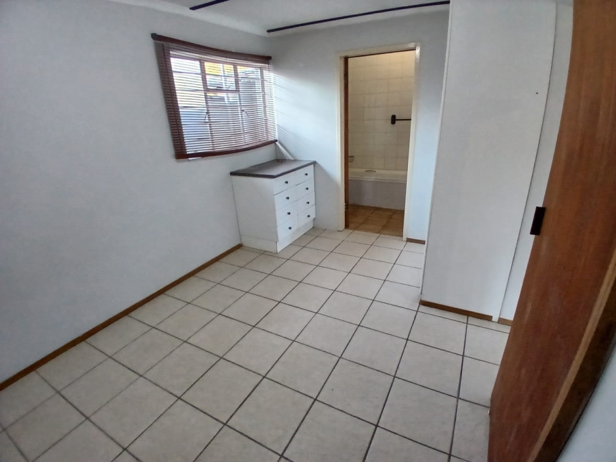 To Let 1 Bedroom Property for Rent in Waverley Gauteng
