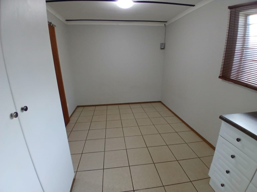 To Let 1 Bedroom Property for Rent in Waverley Gauteng
