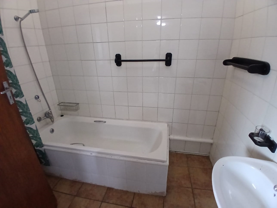 To Let 1 Bedroom Property for Rent in Waverley Gauteng