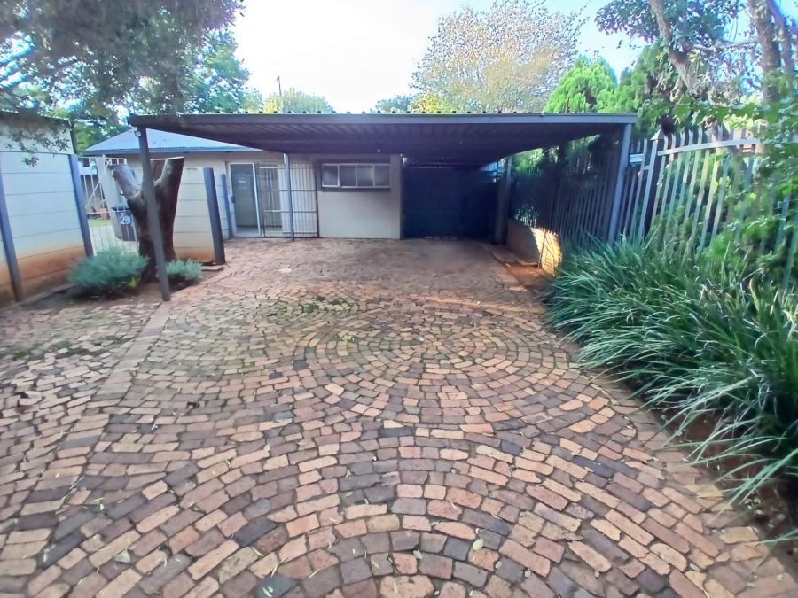 To Let 1 Bedroom Property for Rent in Waverley Gauteng