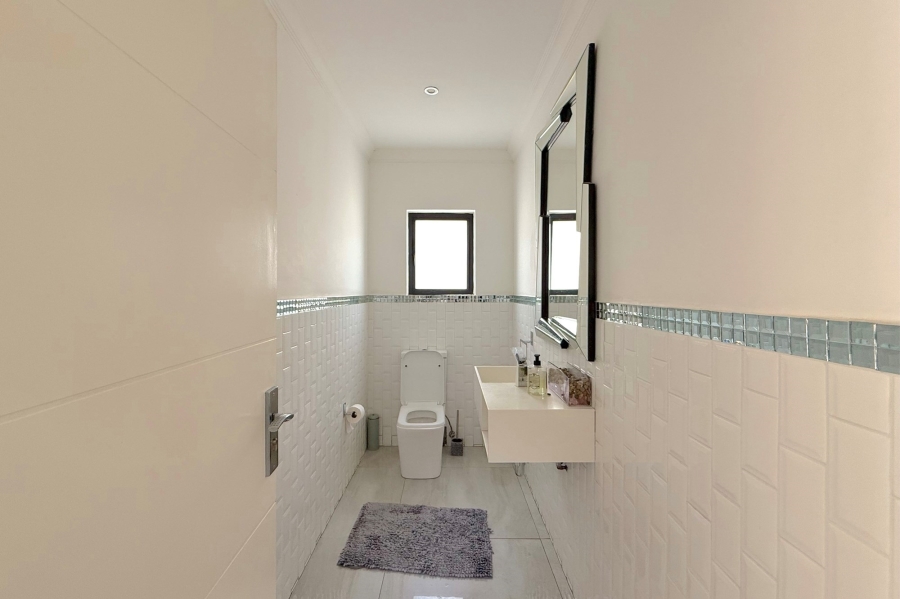 To Let 5 Bedroom Property for Rent in Broadacres Gauteng