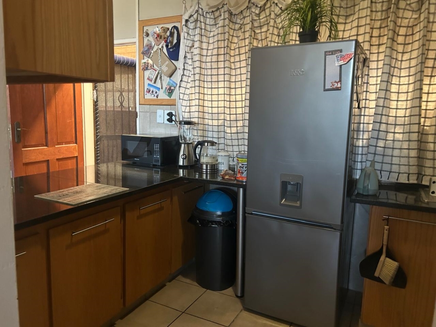To Let 1 Bedroom Property for Rent in Waverley Gauteng